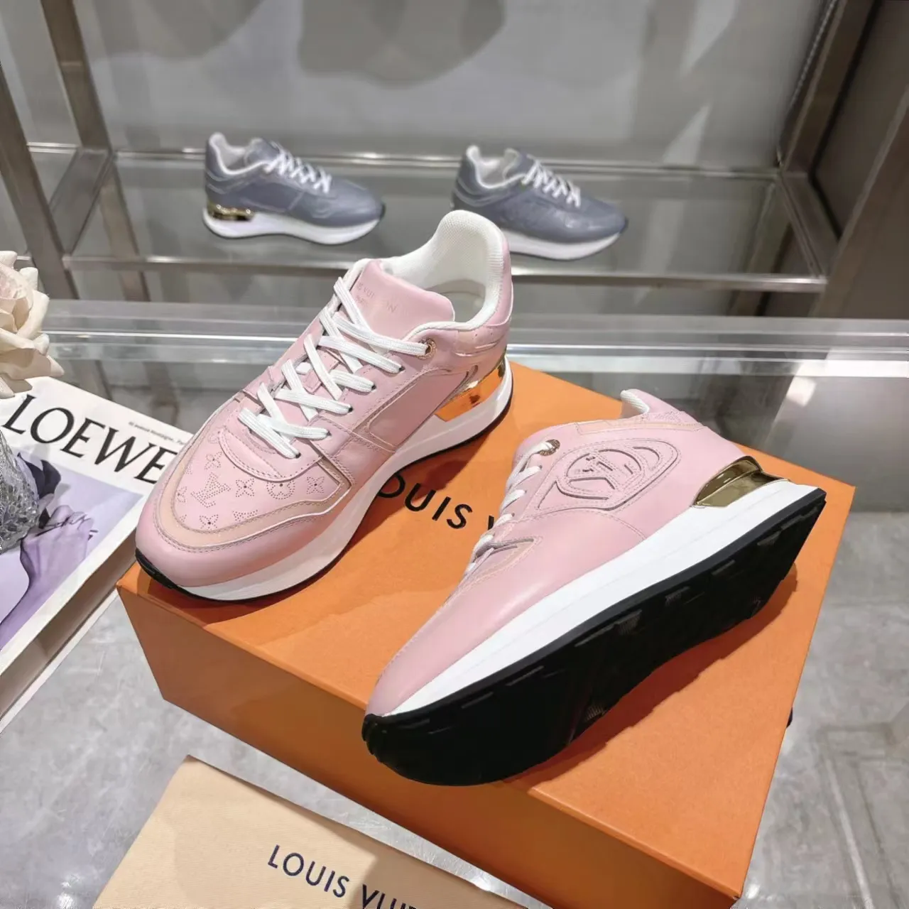 [L Family] P: 760💰Size 35-42 for women, 39-46 for men, (41.42 for women, 45.46 for men, customized) .LV Donkey Brand 🔥🔥LOUIS VUITTON Louis Vuitton's official website synchronizes the 2025 autumn and winter couple's models, which are now on the market, this Neo Run Away sneakers are inspired by running shoes, integrating LV's iconic must-have shoes into the trend. This version is a 1:1 replica of the original version. It is made of two-tone calfskin to highlight its simple lines and unique wedge outsole. Key details include the LV initials on the side and an engraved gold heel stabilizer on the back plus a 2cm hidden insole.